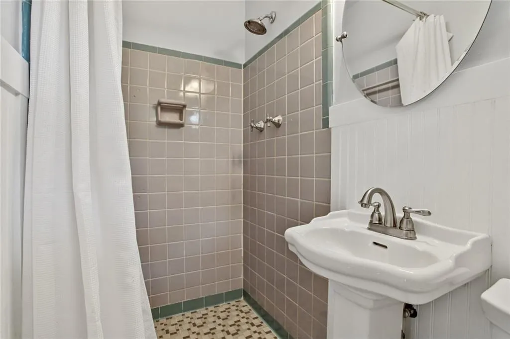 6274 Hunting Creek Road, Atlanta, Georgia 30328, 3 Bedrooms Bedrooms, ,2 BathroomsBathrooms,Residential,Sold,6274 Hunting Creek Road,6942820