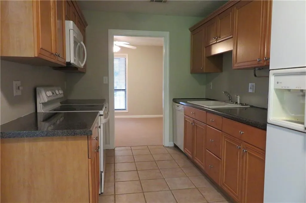 8740 Roswell Road Unit 10d, Sandy Springs, Georgia 30350, 3 Bedrooms Bedrooms, ,2 BathroomsBathrooms,Residential,Sold,8740 Roswell Road Unit 10d,5855755