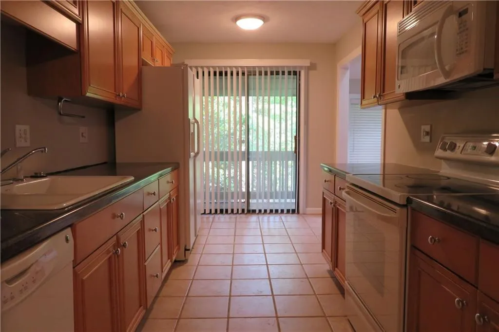8740 Roswell Road Unit 10d, Sandy Springs, Georgia 30350, 3 Bedrooms Bedrooms, ,2 BathroomsBathrooms,Residential,Sold,8740 Roswell Road Unit 10d,5855755