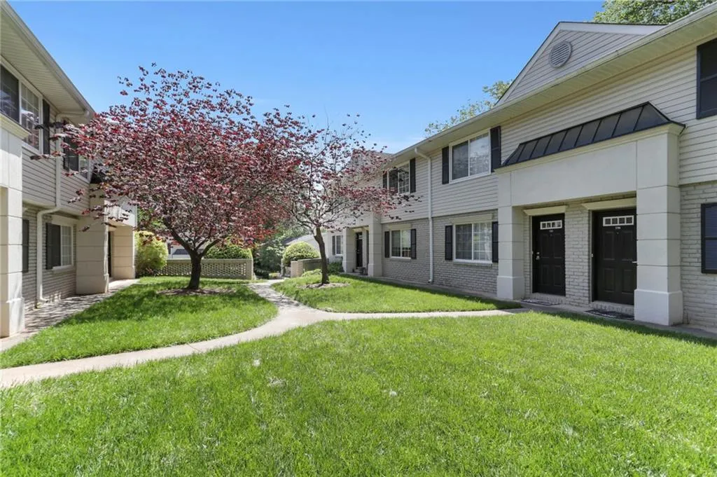 6940 Roswell Road Unit 17a, Atlanta, Georgia 30328, 2 Bedrooms Bedrooms, ,1 BathroomBathrooms,Residential,Sold,6940 Roswell Road Unit 17a,6715809