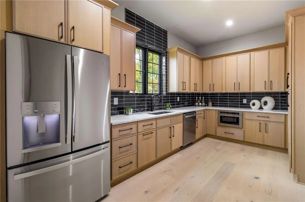 325 Amberidge Trail, Sandy Springs, Georgia 30328, 5 Bedrooms Bedrooms, ,5 BathroomsBathrooms,Residential,Sold,325 Amberidge Trail,7489172