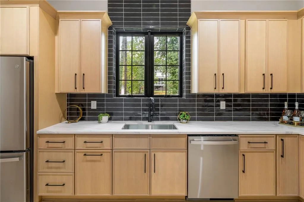 325 Amberidge Trail, Sandy Springs, Georgia 30328, 5 Bedrooms Bedrooms, ,5 BathroomsBathrooms,Residential,Sold,325 Amberidge Trail,7489172