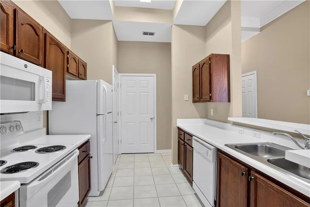 2700 Pine Tree Road N Unit 1318, Atlanta, Georgia 30324, 2 Bedrooms Bedrooms, ,2 BathroomsBathrooms,Residential,For Sale,2700 Pine Tree Road N Unit 1318,7626512