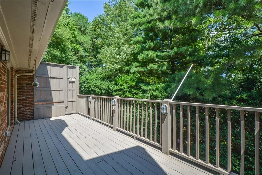 203 The South Chace, Sandy Springs, Georgia 30328, 3 Bedrooms Bedrooms, ,2 BathroomsBathrooms,Residential,Sold,203 The South Chace,6609930