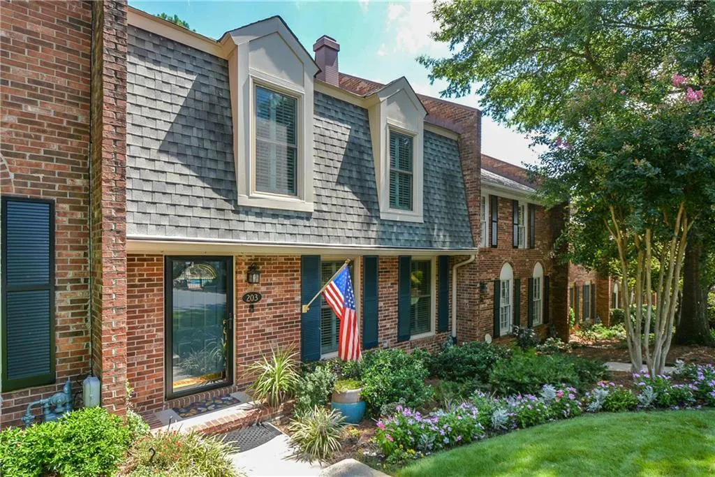 203 The South Chace, Sandy Springs, Georgia 30328, 3 Bedrooms Bedrooms, ,2 BathroomsBathrooms,Residential,Sold,203 The South Chace,6609930