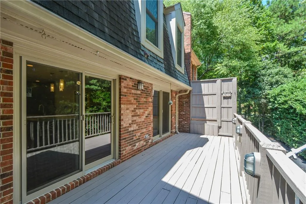 203 The South Chace, Sandy Springs, Georgia 30328, 3 Bedrooms Bedrooms, ,2 BathroomsBathrooms,Residential,Sold,203 The South Chace,6609930