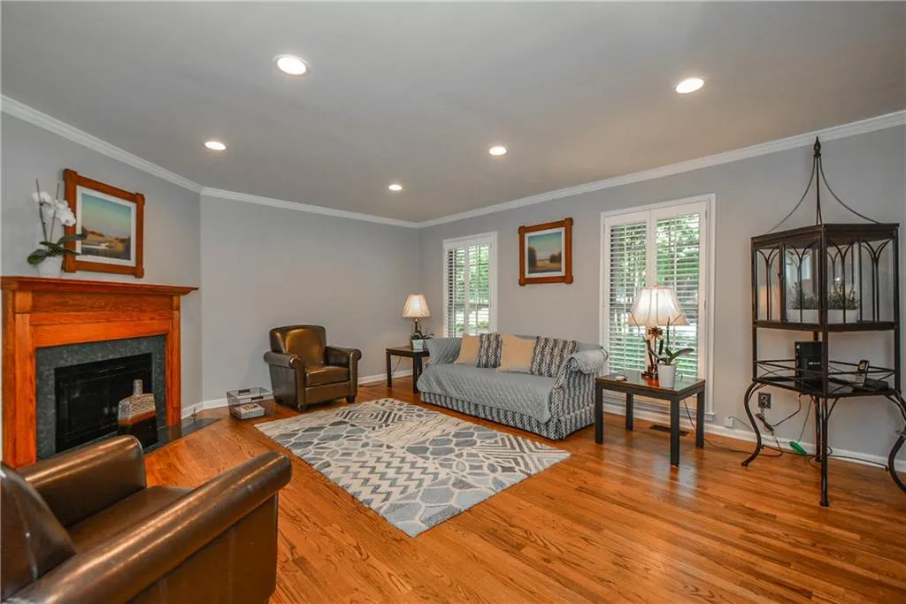203 The South Chace, Sandy Springs, Georgia 30328, 3 Bedrooms Bedrooms, ,2 BathroomsBathrooms,Residential,Sold,203 The South Chace,6609930