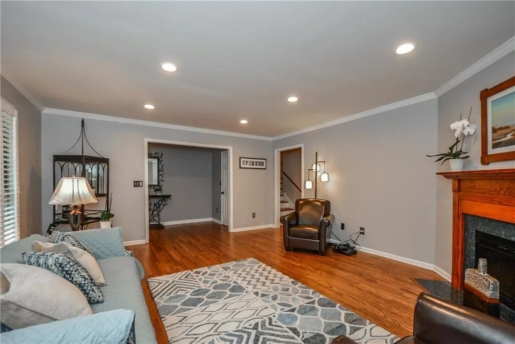 203 The South Chace, Sandy Springs, Georgia 30328, 3 Bedrooms Bedrooms, ,2 BathroomsBathrooms,Residential,Sold,203 The South Chace,6609930