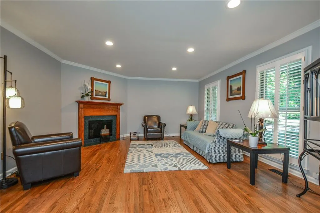 203 The South Chace, Sandy Springs, Georgia 30328, 3 Bedrooms Bedrooms, ,2 BathroomsBathrooms,Residential,Sold,203 The South Chace,6609930