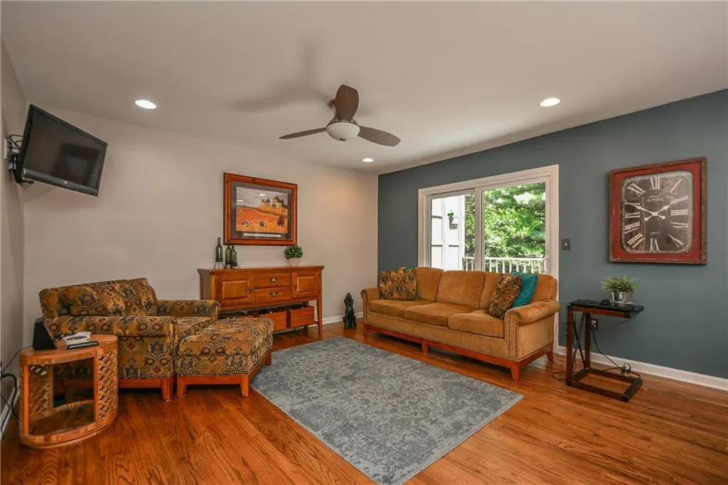 203 The South Chace, Sandy Springs, Georgia 30328, 3 Bedrooms Bedrooms, ,2 BathroomsBathrooms,Residential,Sold,203 The South Chace,6609930