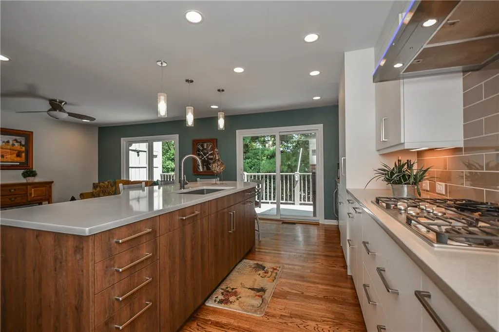 203 The South Chace, Sandy Springs, Georgia 30328, 3 Bedrooms Bedrooms, ,2 BathroomsBathrooms,Residential,Sold,203 The South Chace,6609930