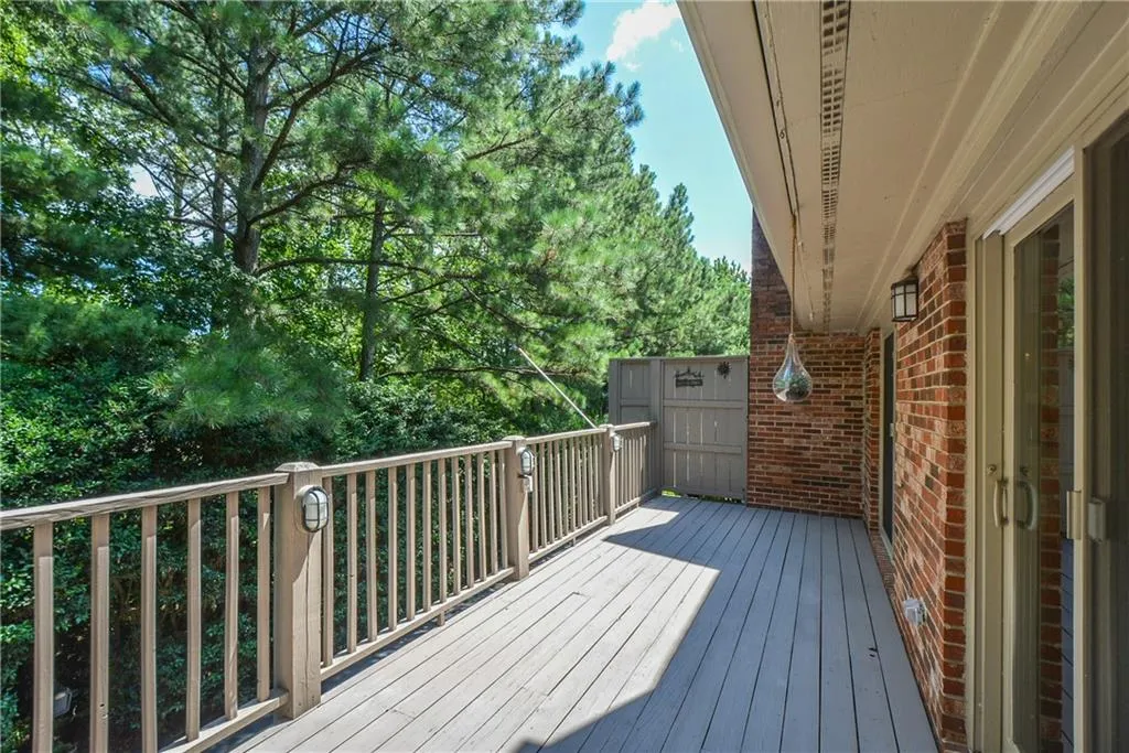 203 The South Chace, Sandy Springs, Georgia 30328, 3 Bedrooms Bedrooms, ,2 BathroomsBathrooms,Residential,Sold,203 The South Chace,6609930