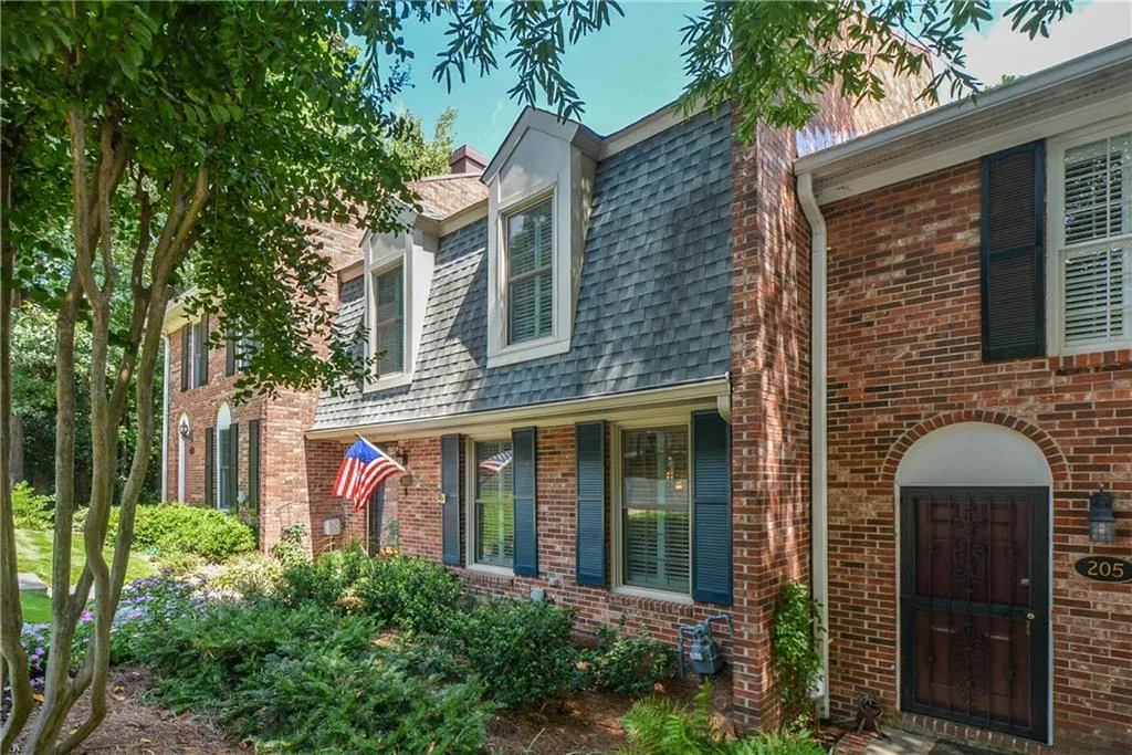 203 The South Chace, Sandy Springs, Georgia 30328, 3 Bedrooms Bedrooms, ,2 BathroomsBathrooms,Residential,Sold,203 The South Chace,6609930