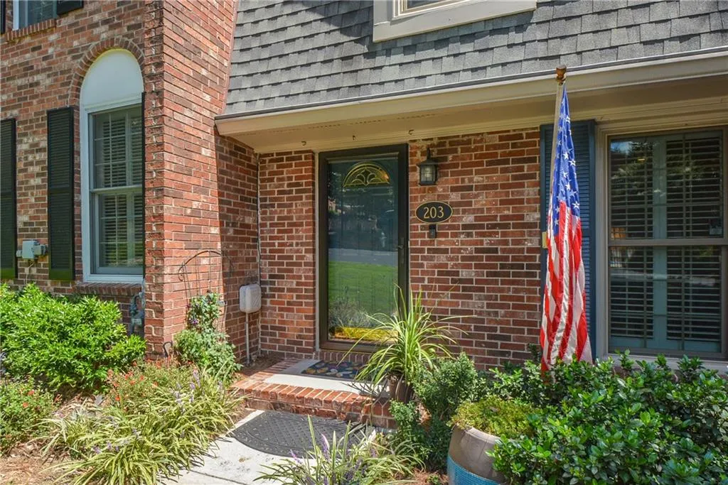 203 The South Chace, Sandy Springs, Georgia 30328, 3 Bedrooms Bedrooms, ,2 BathroomsBathrooms,Residential,Sold,203 The South Chace,6609930