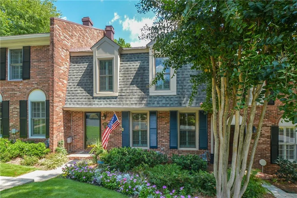 203 The South Chace, Sandy Springs, Georgia 30328, 3 Bedrooms Bedrooms, ,2 BathroomsBathrooms,Residential,Sold,203 The South Chace,6609930
