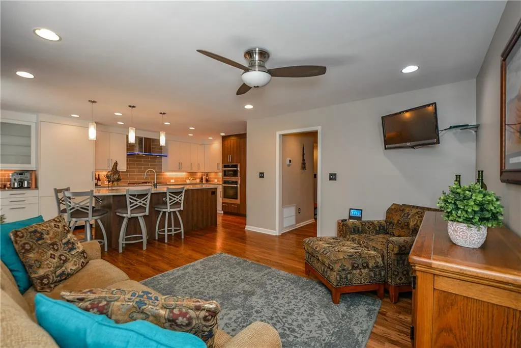 203 The South Chace, Sandy Springs, Georgia 30328, 3 Bedrooms Bedrooms, ,2 BathroomsBathrooms,Residential,Sold,203 The South Chace,6609930