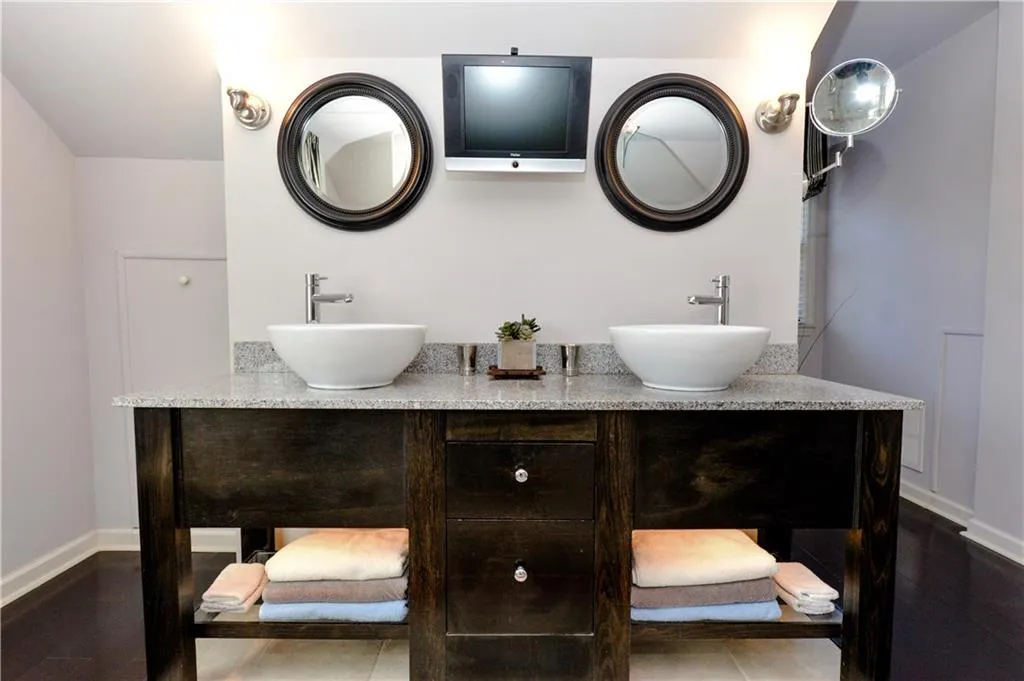 200 Hunters Trace Lane, Sandy Springs, Georgia 30328, 5 Bedrooms Bedrooms, ,3 BathroomsBathrooms,Residential,Sold,200 Hunters Trace Lane,5980345