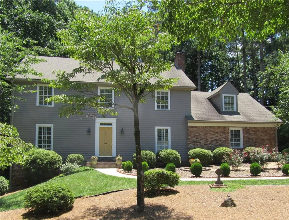 200 Hunters Trace Lane, Sandy Springs, Georgia 30328, 5 Bedrooms Bedrooms, ,3 BathroomsBathrooms,Residential,Sold,200 Hunters Trace Lane,5980345