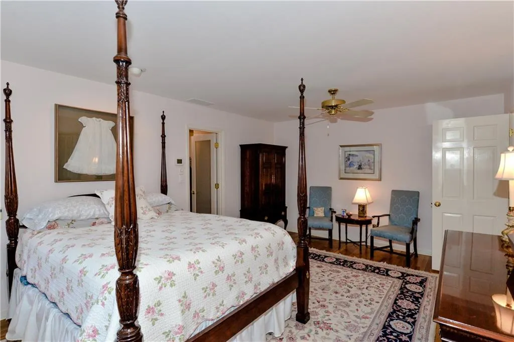 200 Hunters Trace Lane, Sandy Springs, Georgia 30328, 5 Bedrooms Bedrooms, ,3 BathroomsBathrooms,Residential,Sold,200 Hunters Trace Lane,5980345