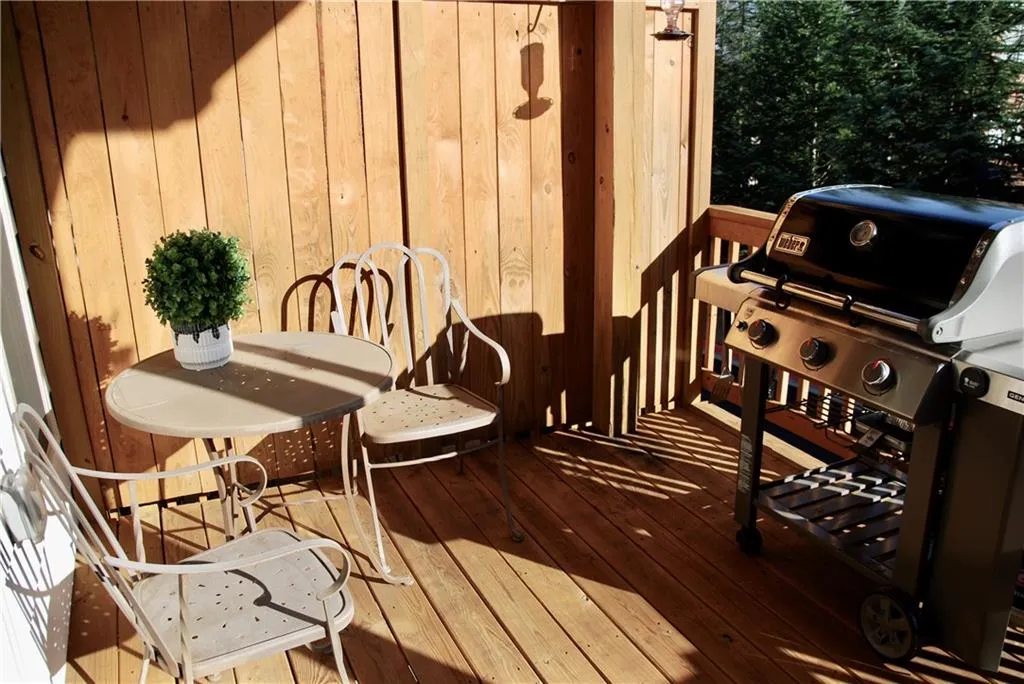 4259 Deming Circle, Sandy Springs, Georgia 30342, 2 Bedrooms Bedrooms, ,3 BathroomsBathrooms,Residential,Sold,4259 Deming Circle,6764757