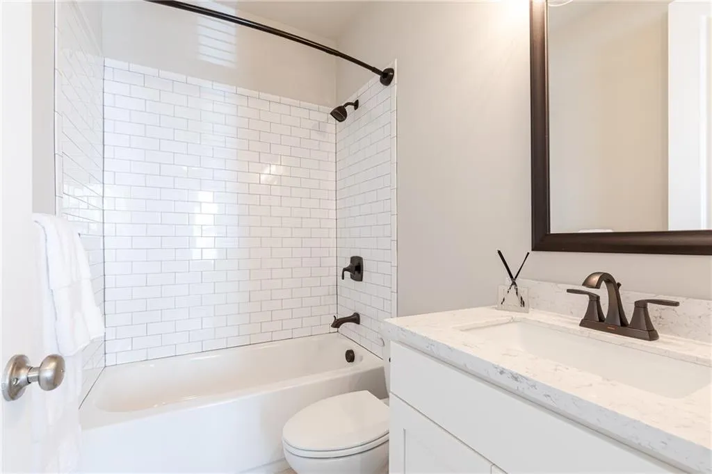 4259 Deming Circle, Sandy Springs, Georgia 30342, 2 Bedrooms Bedrooms, ,3 BathroomsBathrooms,Residential,Sold,4259 Deming Circle,6764757