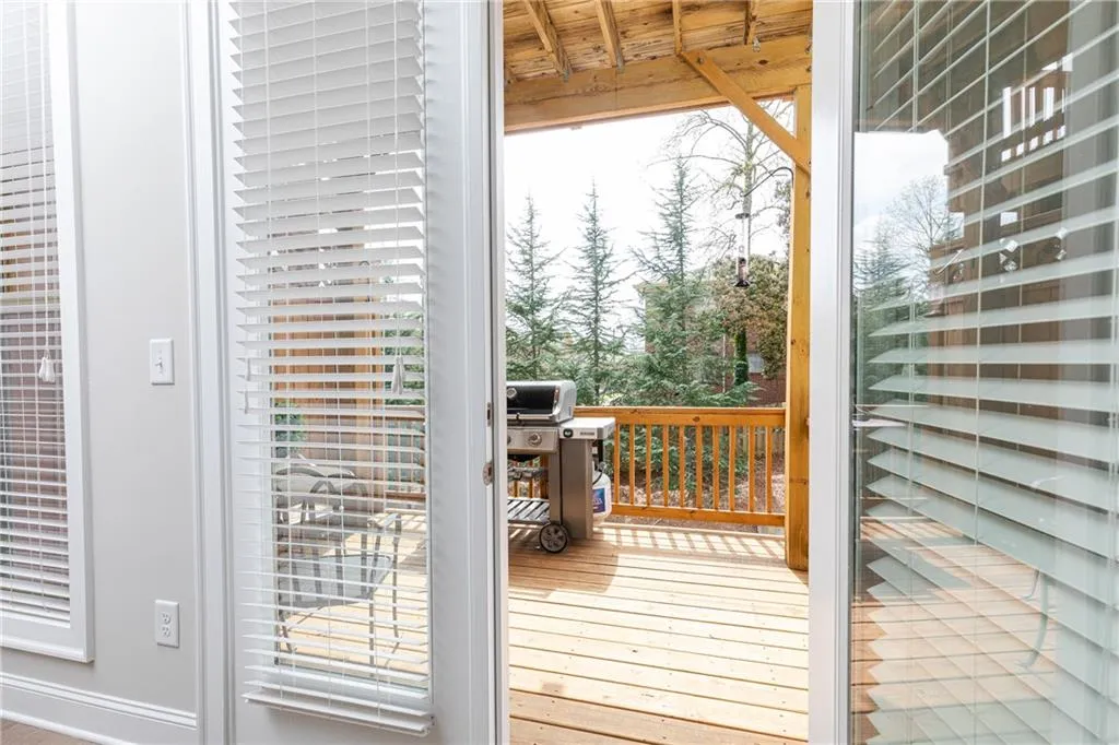 4259 Deming Circle, Sandy Springs, Georgia 30342, 2 Bedrooms Bedrooms, ,3 BathroomsBathrooms,Residential,Sold,4259 Deming Circle,6764757