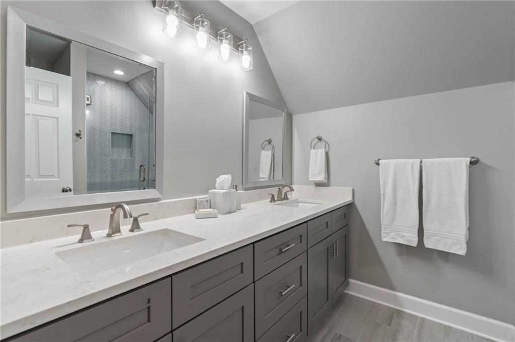 Upstairs Hallway Bathroom