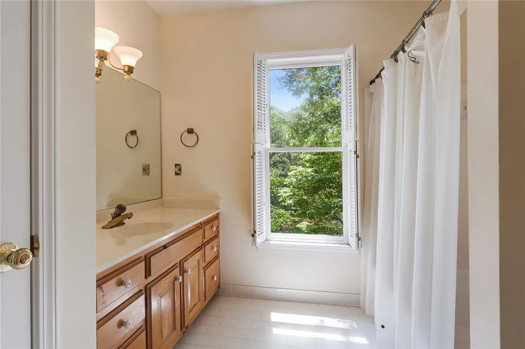 7680 Dunvegan Close, Sandy Springs, Georgia 30350, 4 Bedrooms Bedrooms, ,3 BathroomsBathrooms,Residential,Sold,7680 Dunvegan Close,5851285