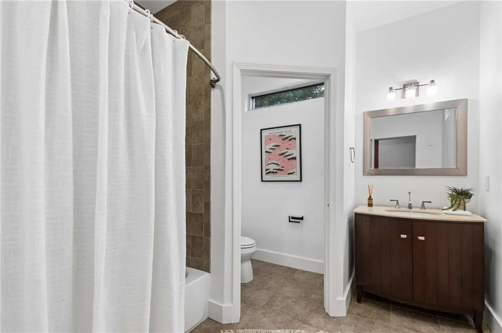 second upstairs full bath