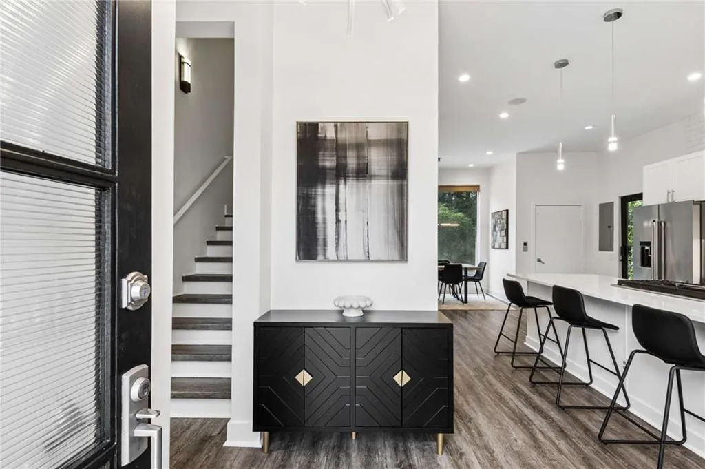 Welcome Home! Sunny open concept foyer