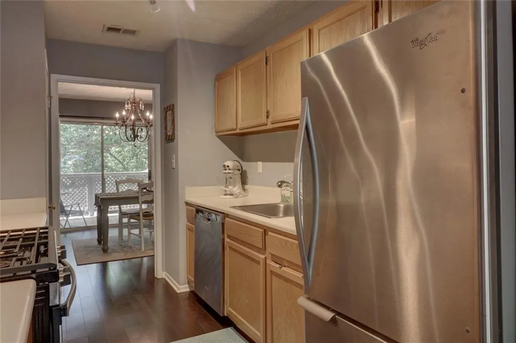 6802 Glenridge Drive Unit F, Sandy Springs, Georgia 30328, 2 Bedrooms Bedrooms, ,3 BathroomsBathrooms,Residential,Sold,6802 Glenridge Drive Unit F,6551804