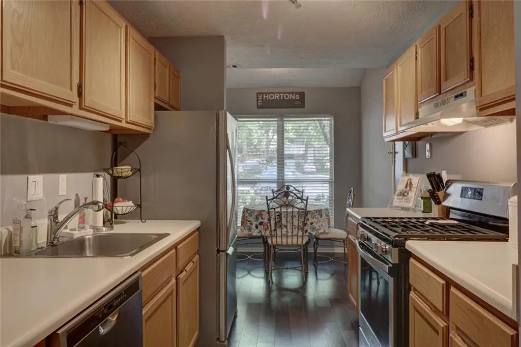 6802 Glenridge Drive Unit F, Sandy Springs, Georgia 30328, 2 Bedrooms Bedrooms, ,3 BathroomsBathrooms,Residential,Sold,6802 Glenridge Drive Unit F,6551804