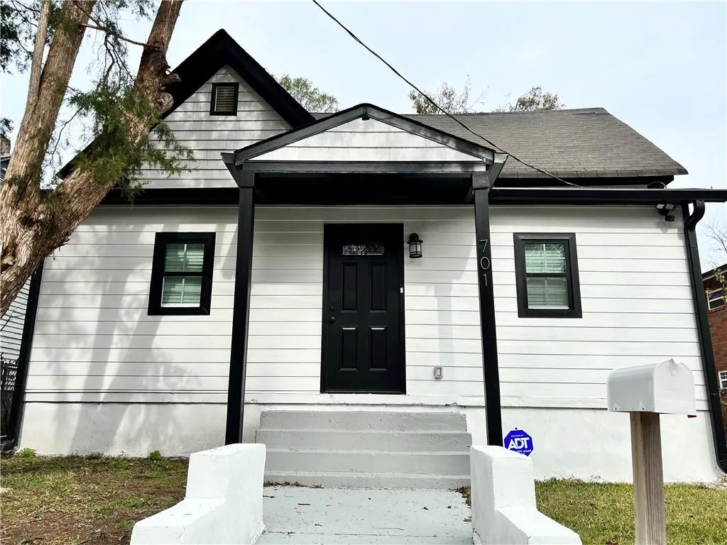 Warm & welcoming bungalow style home !!