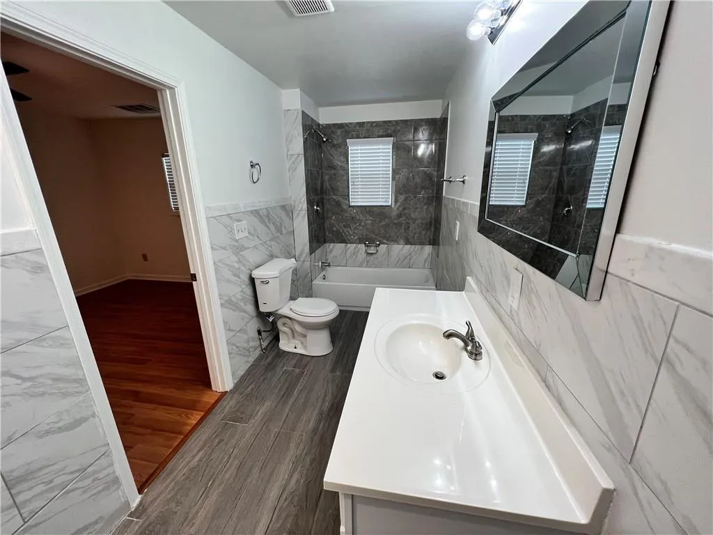 Connecting, newly updated & brightly lit bathroom.