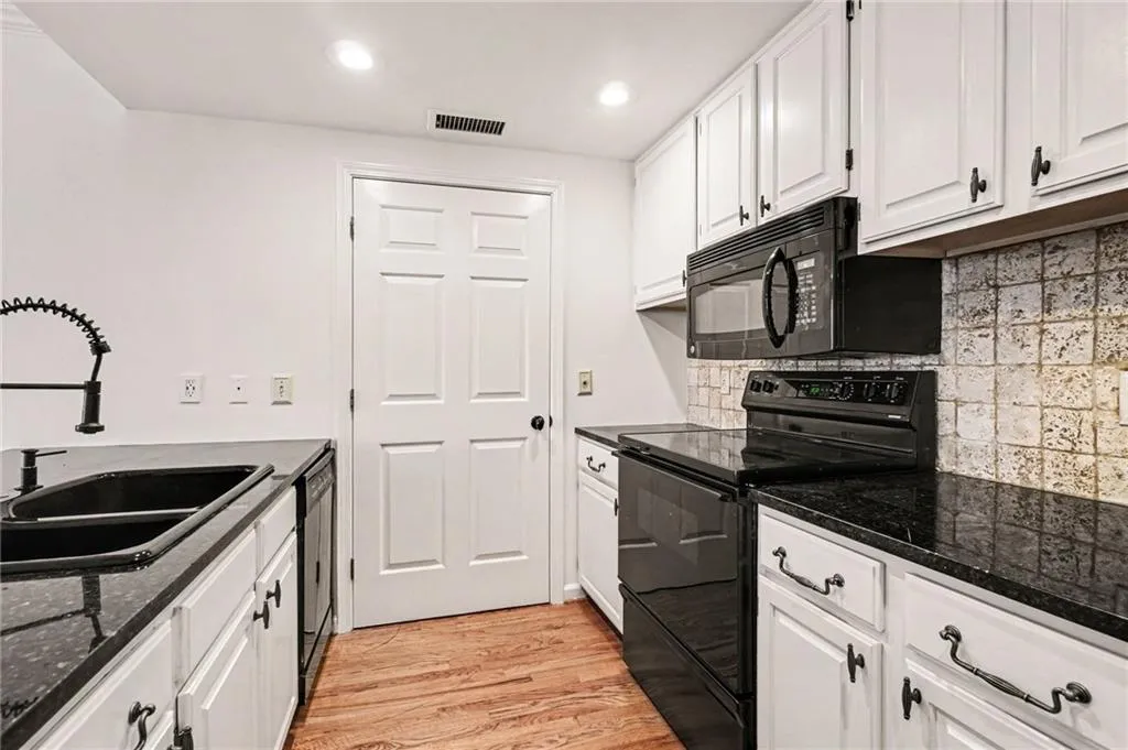 3481 Lakeside Drive Ne Unit 2207, Atlanta, Georgia 30326, 2 Bedrooms Bedrooms, 0 ,2 BathroomsBathrooms,Residential,For Sale,3481 Lakeside Drive Ne Unit 2207,7732500