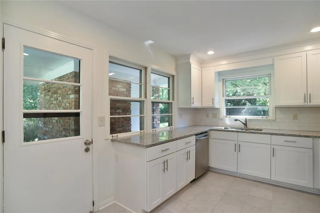 125 Cromwell Road, Sandy Springs, Georgia 30328, 3 Bedrooms Bedrooms, ,2 BathroomsBathrooms,Residential,Sold,125 Cromwell Road,5905406