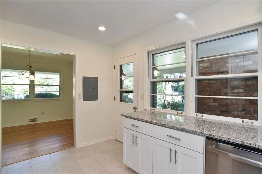 125 Cromwell Road, Sandy Springs, Georgia 30328, 3 Bedrooms Bedrooms, ,2 BathroomsBathrooms,Residential,Sold,125 Cromwell Road,5905406