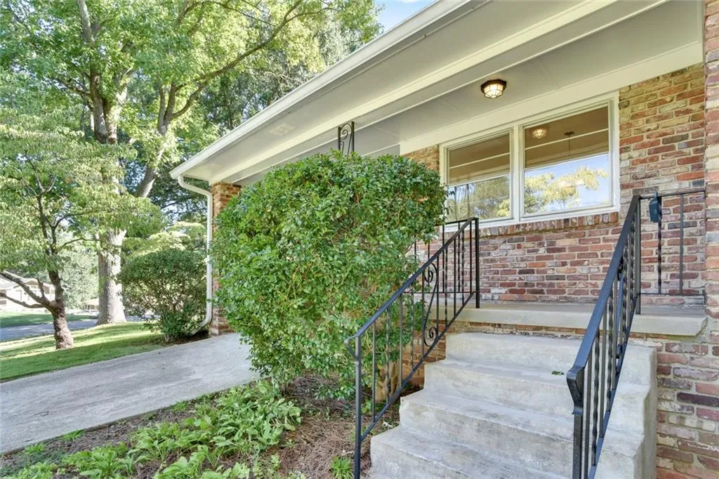 125 Cromwell Road, Sandy Springs, Georgia 30328, 3 Bedrooms Bedrooms, ,2 BathroomsBathrooms,Residential,Sold,125 Cromwell Road,5905406