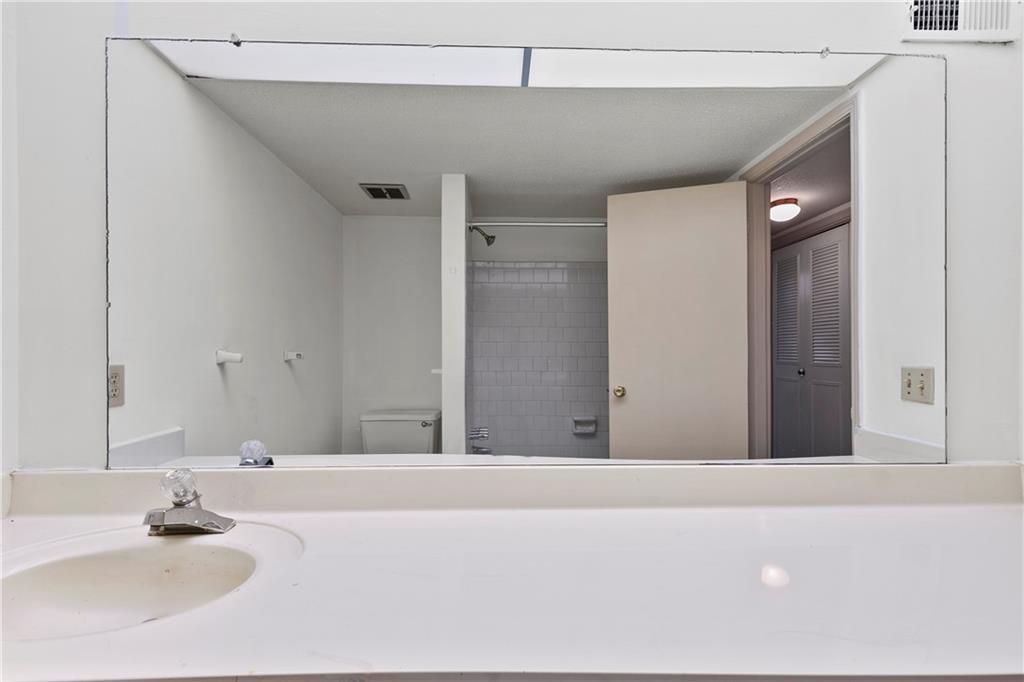 Full bathroom with toilet, sink, and tiled shower / bath