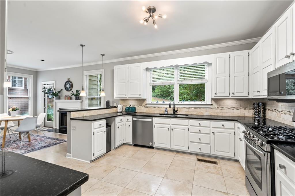 7155 Roswell Road Unit 15, Sandy Springs, Georgia 30328, 3 Bedrooms Bedrooms, ,3 BathroomsBathrooms,Residential,Sold,7155 Roswell Road Unit 15,7275298