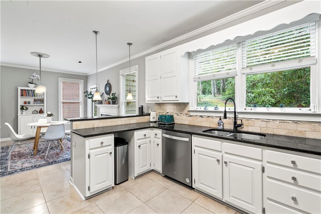 7155 Roswell Road Unit 15, Sandy Springs, Georgia 30328, 3 Bedrooms Bedrooms, ,3 BathroomsBathrooms,Residential,Sold,7155 Roswell Road Unit 15,7275298