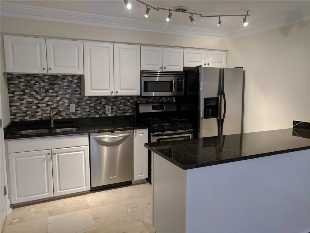 6980 Roswell Road Ne Unit I8, Atlanta, Georgia 30328, 1 Bedroom Bedrooms, ,1 BathroomBathrooms,Residential,Sold,6980 Roswell Road Ne Unit I8,5945562