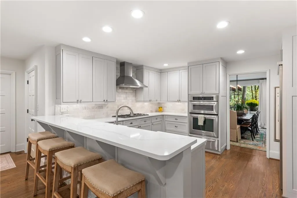 Ample-sized breakfast bar