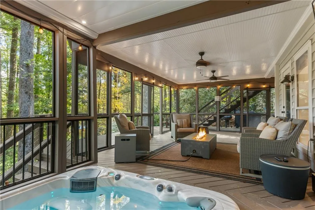 Screened Porch / Sunroom with Hot Tub