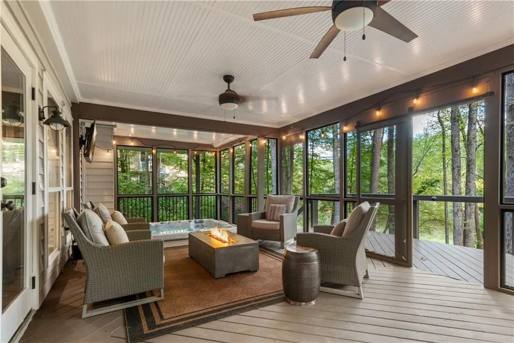 Screened Porch / Sunroom with Hot Tub