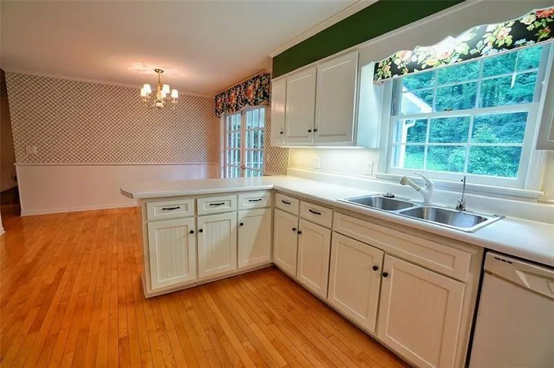 7195 Hunters Branch Drive, Sandy Springs, Georgia 30328, 4 Bedrooms Bedrooms, ,3 BathroomsBathrooms,Residential,Sold,7195 Hunters Branch Drive,6798790