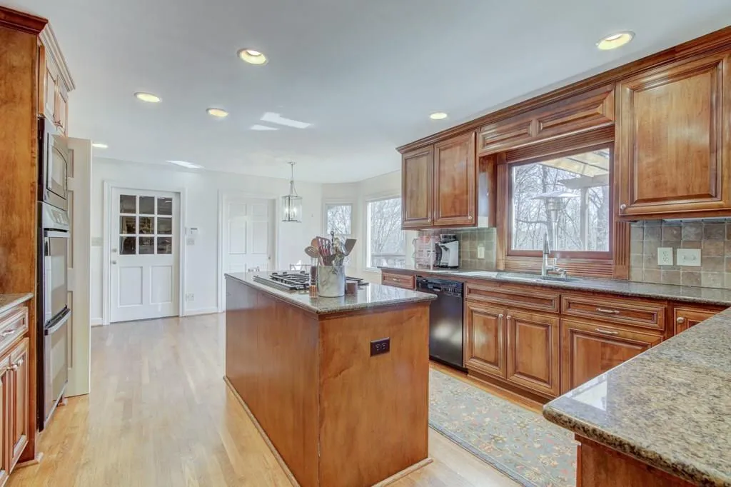 300 Cameron Ridge Drive, Sandy Springs, Georgia 30328, 5 Bedrooms Bedrooms, ,4 BathroomsBathrooms,Residential,Sold,300 Cameron Ridge Drive,6127820