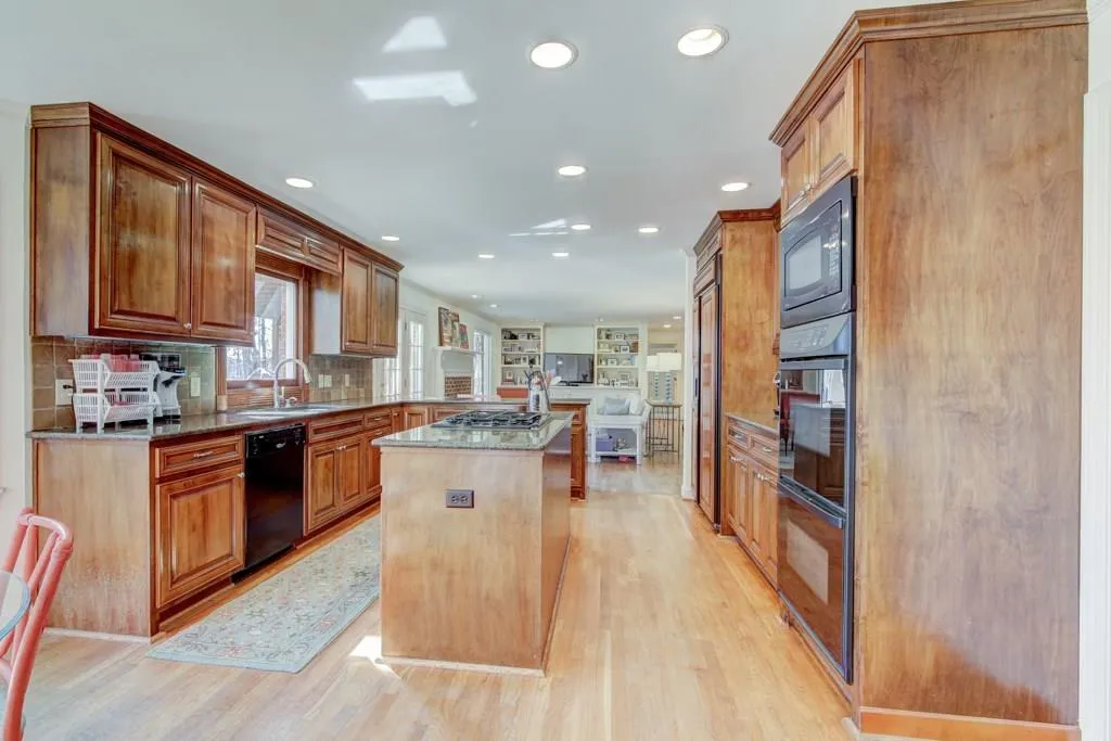 300 Cameron Ridge Drive, Sandy Springs, Georgia 30328, 5 Bedrooms Bedrooms, ,4 BathroomsBathrooms,Residential,Sold,300 Cameron Ridge Drive,6127820