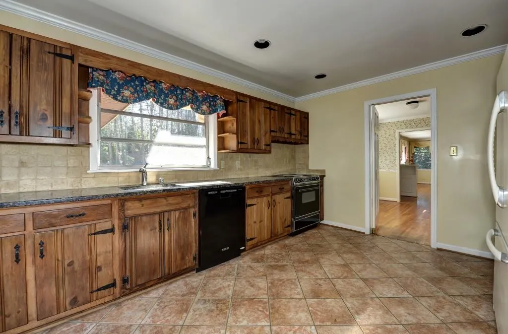 630 W Powderhorn Road, Atlanta, Georgia 30342, 3 Bedrooms Bedrooms, ,3 BathroomsBathrooms,Residential,Sold,630 W Powderhorn Road,5629587