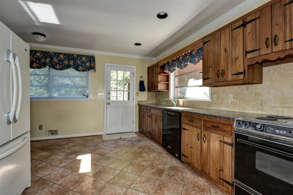 630 W Powderhorn Road, Atlanta, Georgia 30342, 3 Bedrooms Bedrooms, ,3 BathroomsBathrooms,Residential,Sold,630 W Powderhorn Road,5629587